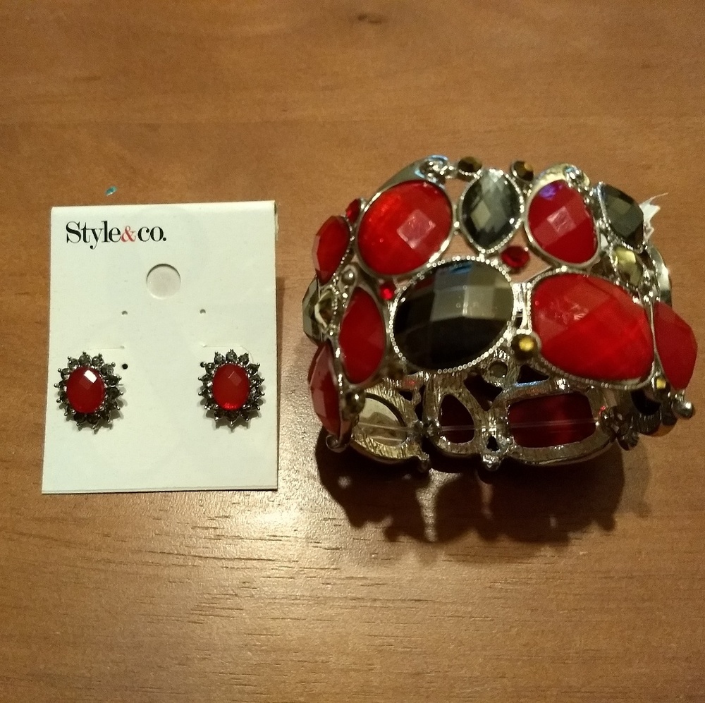 🆕 Stud earrings and statement bracelet